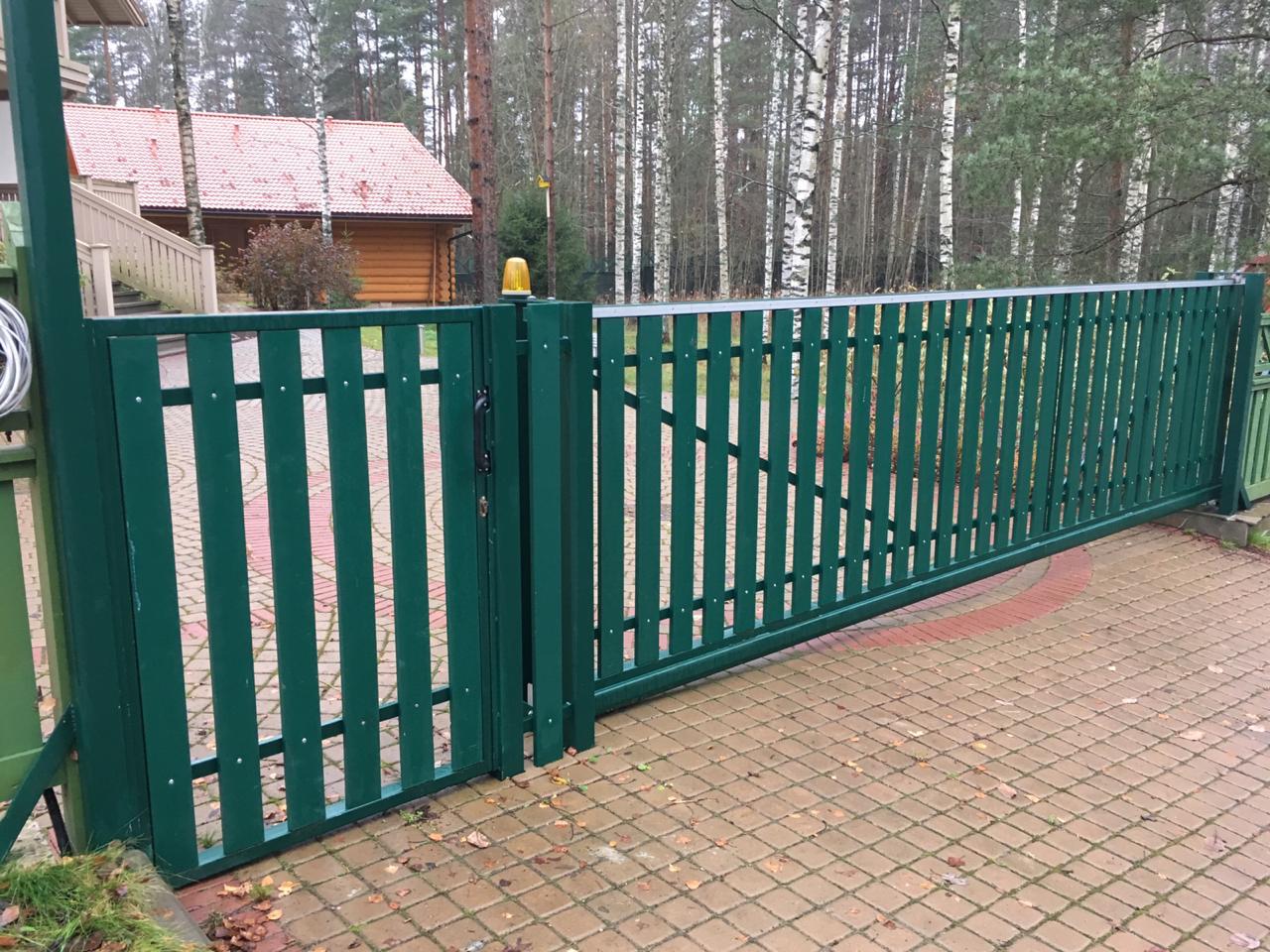 Откатные ворота с деревянным штакетником